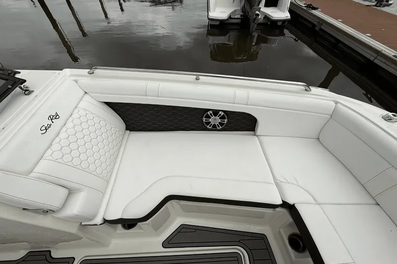 Slide: The Image of Sea Ray 290 SDX OB 2024 - 17