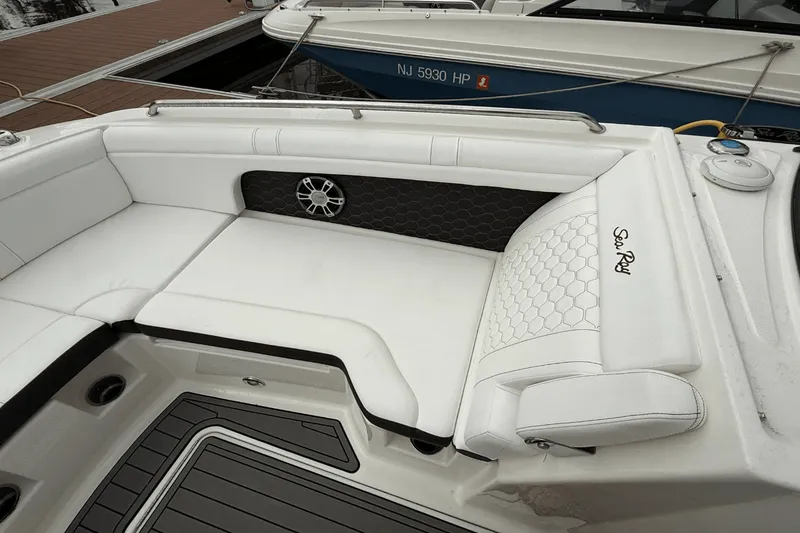 Slide: The Image of Sea Ray 290 SDX OB 2024 - 18