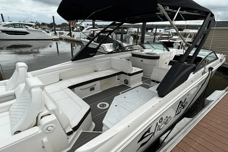 Slide: The Image of Sea Ray 290 SDX OB 2024 - 23