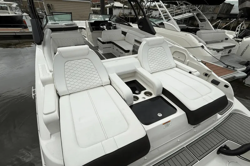 Slide: The Image of Sea Ray 290 SDX OB 2024 - 5