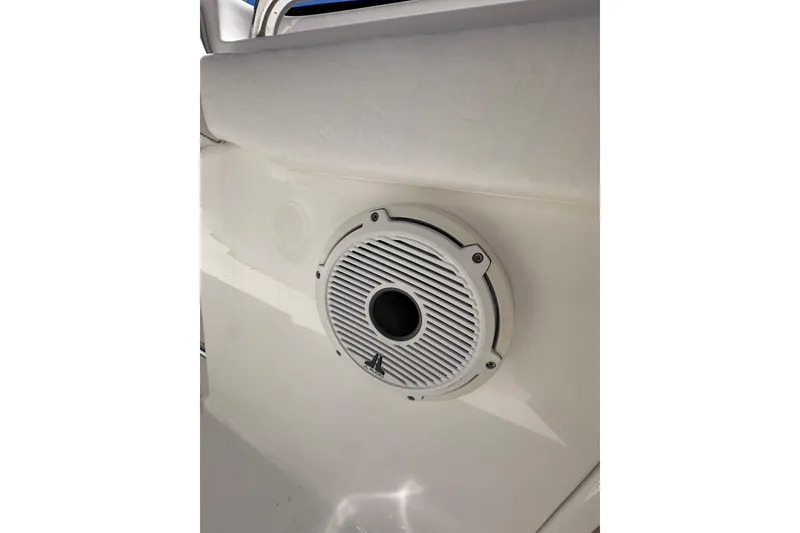 Slide: The Image of Robalo R300 Center Console 2011 - 29