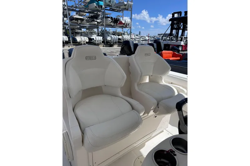 Slide: The Image of Robalo R300 Center Console 2011 - 35