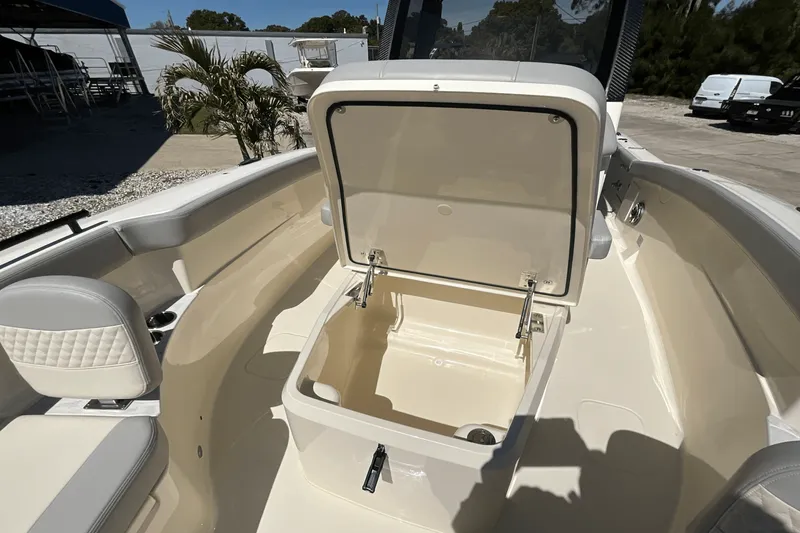 Slide: The Image of Scout 260 LXF 2025 - 14