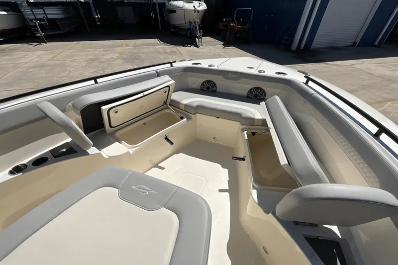 Slide: The Image of Scout 260 LXF 2025 - 15