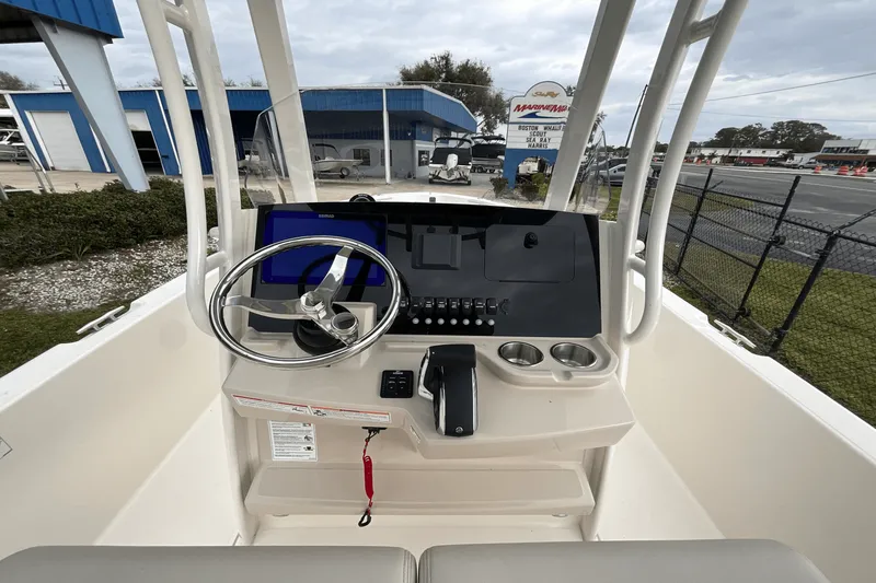 Slide: The Image of Boston Whaler 250 Dauntless 2025 - 11