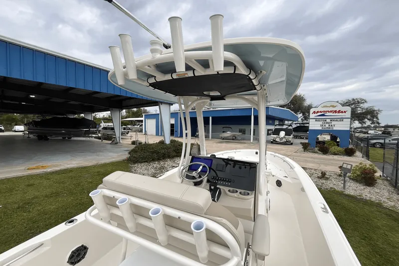 Slide: The Image of Boston Whaler 250 Dauntless 2025 - 15