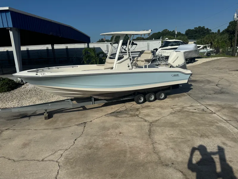 Slide: The Image of Boston Whaler 250 Dauntless 2025 - 2