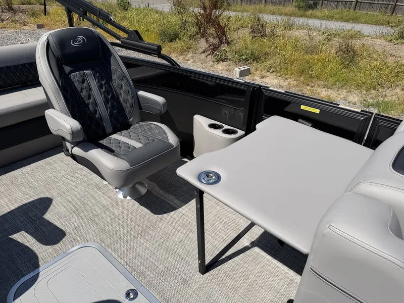 Slide: The Image of Barletta Boats L25UC 2027 - 18