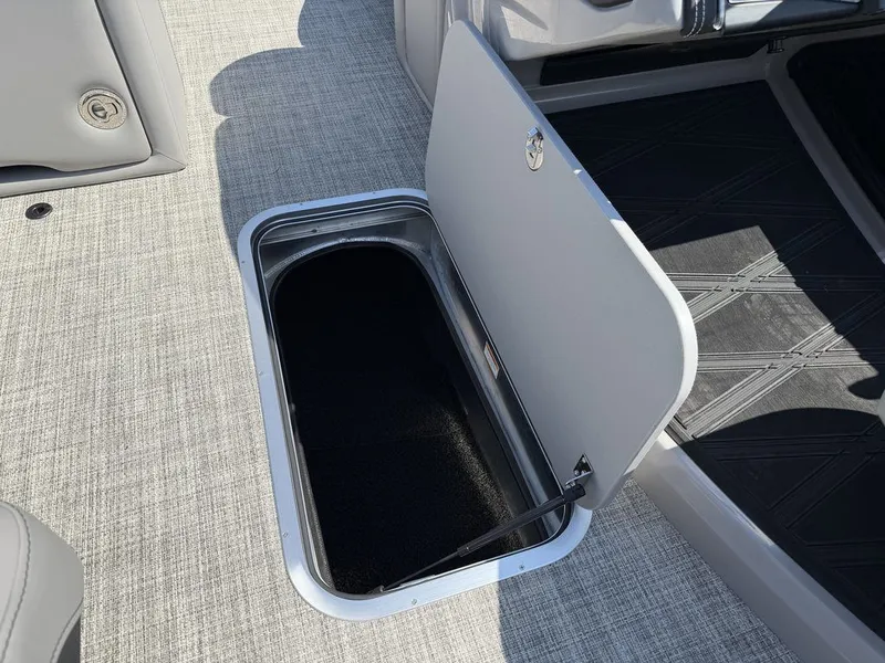 Slide: The Image of Barletta Boats L25UC 2027 - 4
