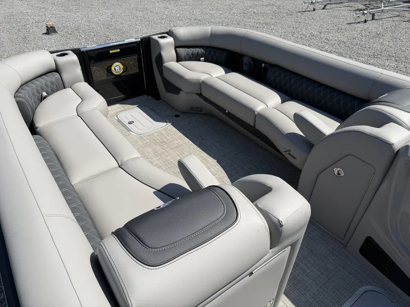 Slide: The Image of Barletta Boats L25UC 2027 - 19