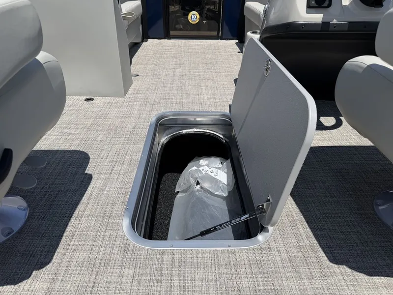 Slide: The Image of Barletta Boats S22QC 2027 - 27