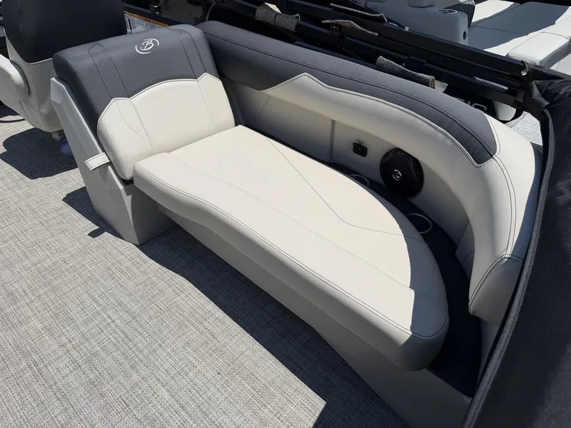 Slide: The Image of Barletta Boats S22QC 2027 - 33