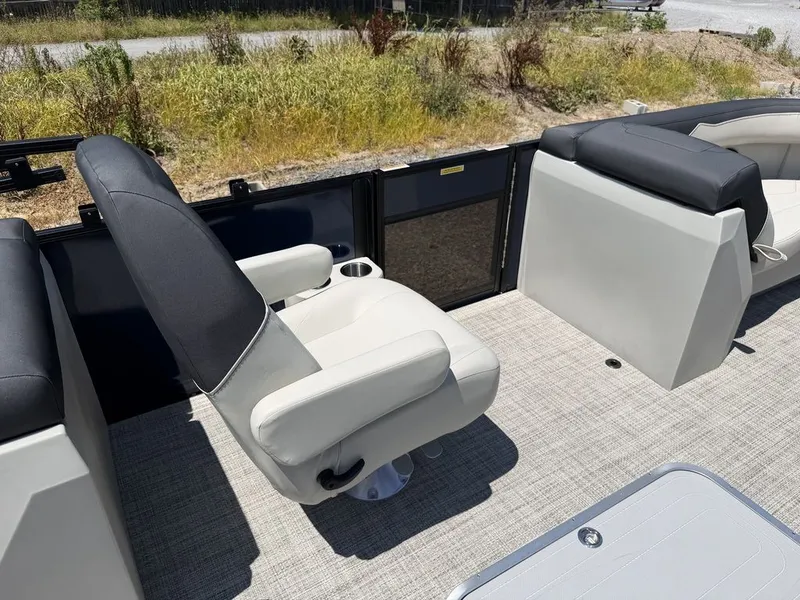 Slide: The Image of Barletta Boats S22QC 2027 - 14