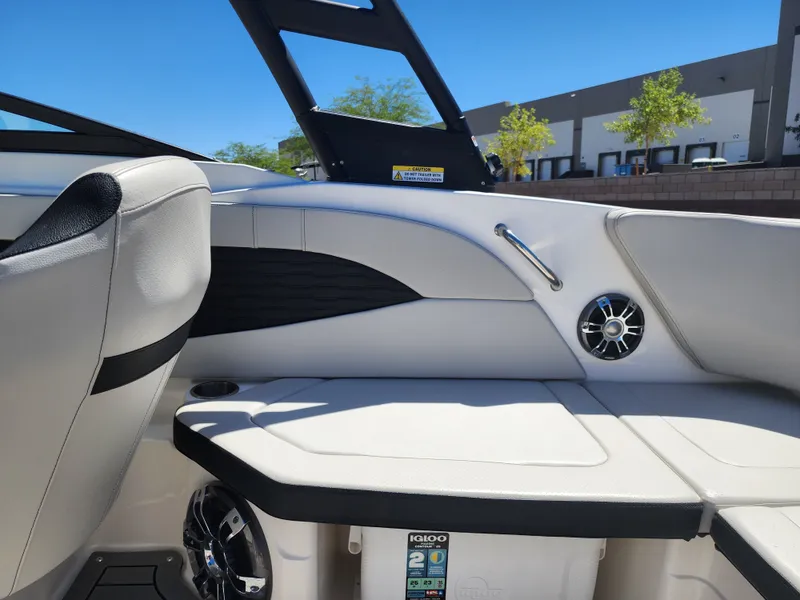 Slide: The Image of Sea Ray Ray 210 SPX 2022 - 26