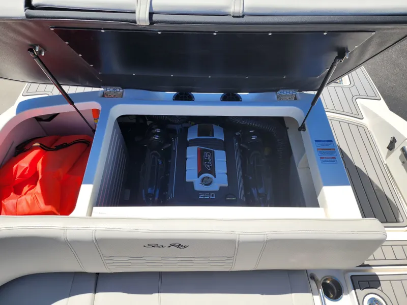 Slide: The Image of Sea Ray Ray 210 SPX 2022 - 27