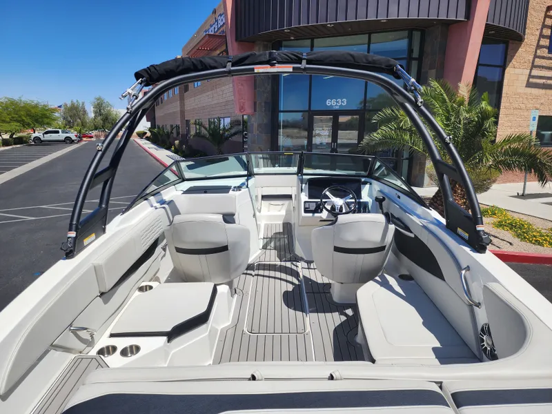 Slide: The Image of Sea Ray Ray 210 SPX 2022 - 10