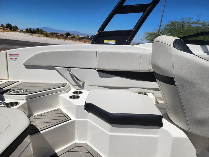 Slide: The Image of Sea Ray Ray 210 SPX 2022 - 23