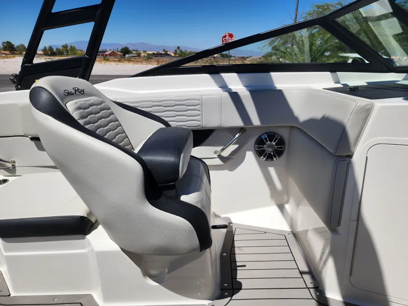 Slide: The Image of Sea Ray Ray 210 SPX 2022 - 22