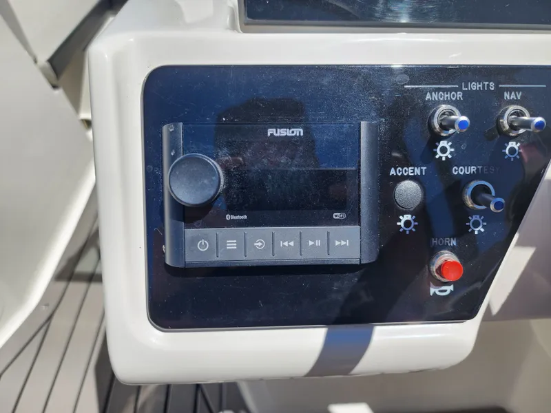 Slide: The Image of Sea Ray Ray 210 SPX 2022 - 17