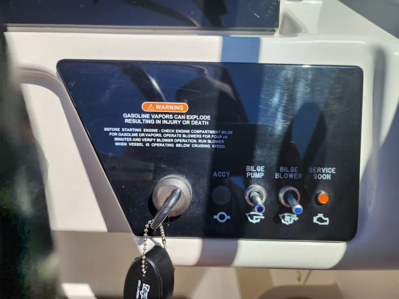 Slide: The Image of Sea Ray Ray 210 SPX 2022 - 18