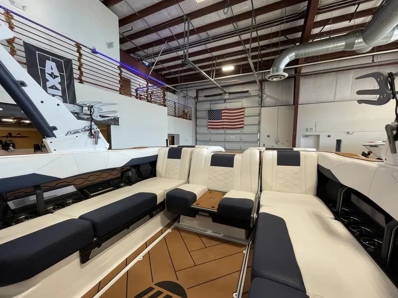 Slide: The Image of Malibu 23 LSV 2025 - 26