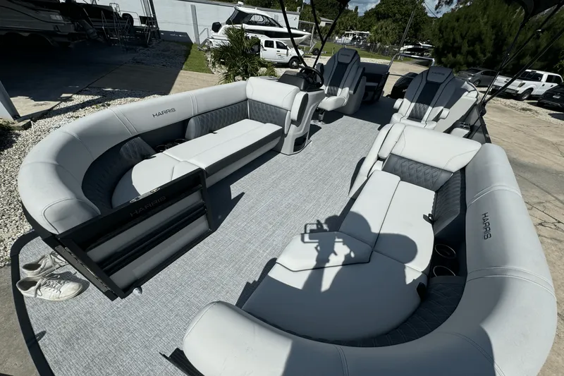 Slide: The Image of Harris 230 Sunliner 2025 - 9