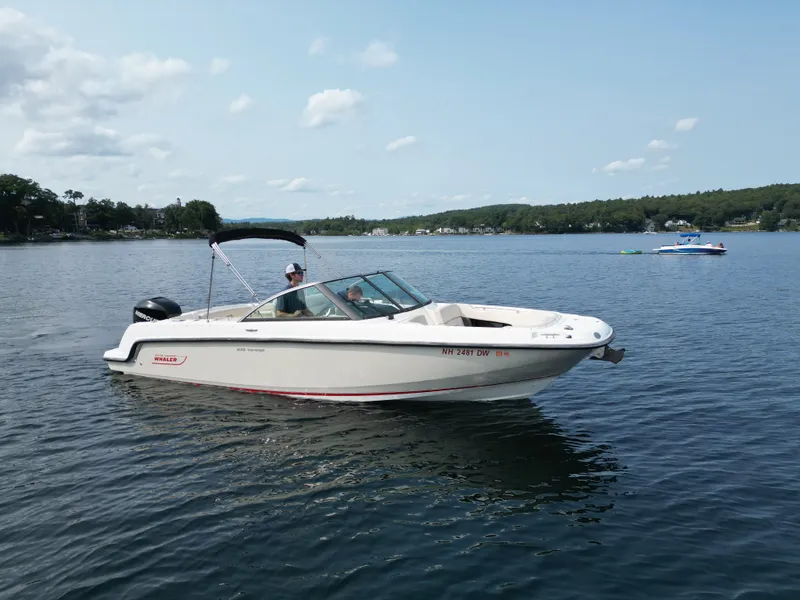 The Image of Boston Whaler 230 vantage 2015 - 11