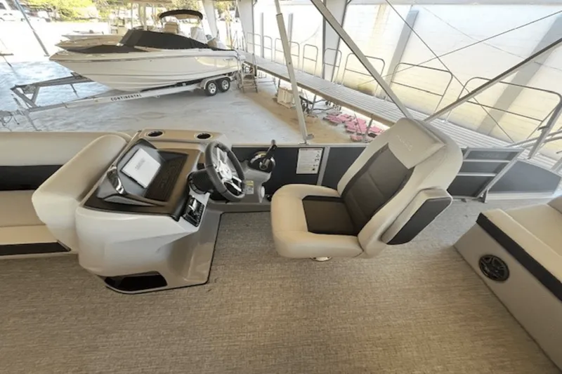 Slide: The Image of Harris 230 Cruiser 2025 - 17