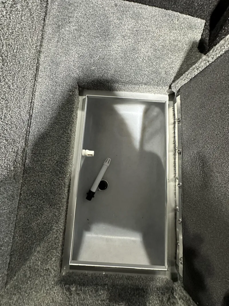 Slide: The Image of Smoker Craft ADV188DC 2025 - 8