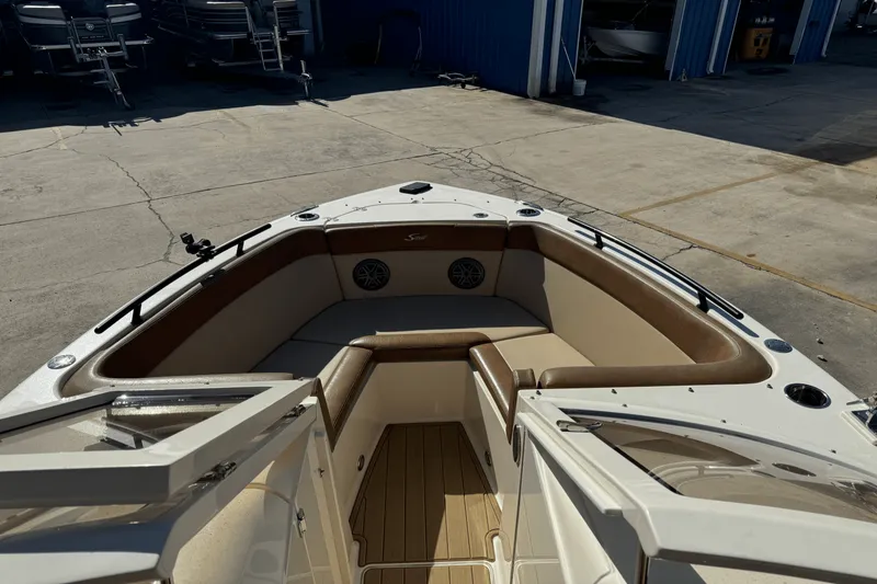 Slide: The Image of Scout 240 Dorado 2023 - 11