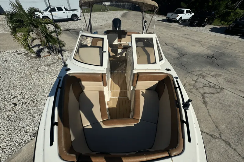 Slide: The Image of Scout 240 Dorado 2023 - 13