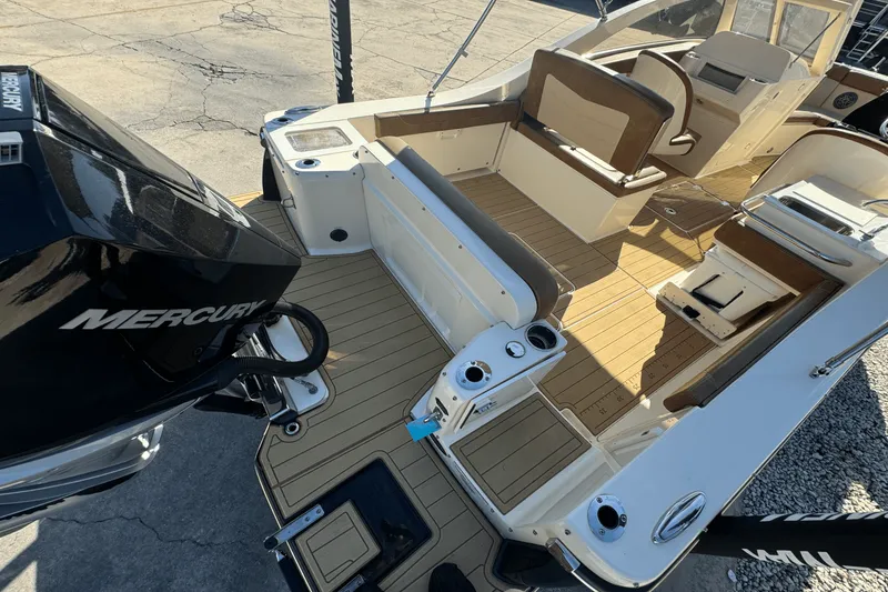 Slide: The Image of Scout 240 Dorado 2023 - 5