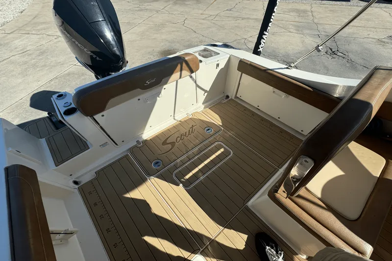 Slide: The Image of Scout 240 Dorado 2023 - 6