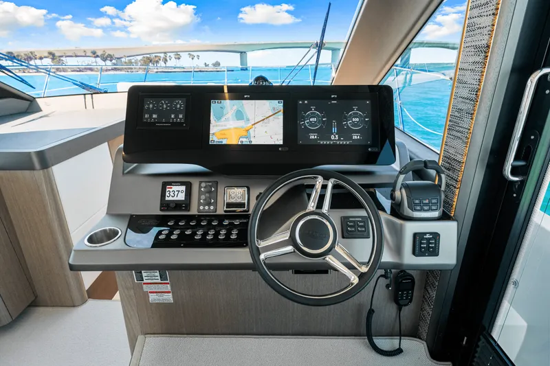 Slide: The Image of Galeon 440 FLY 2025 - 70