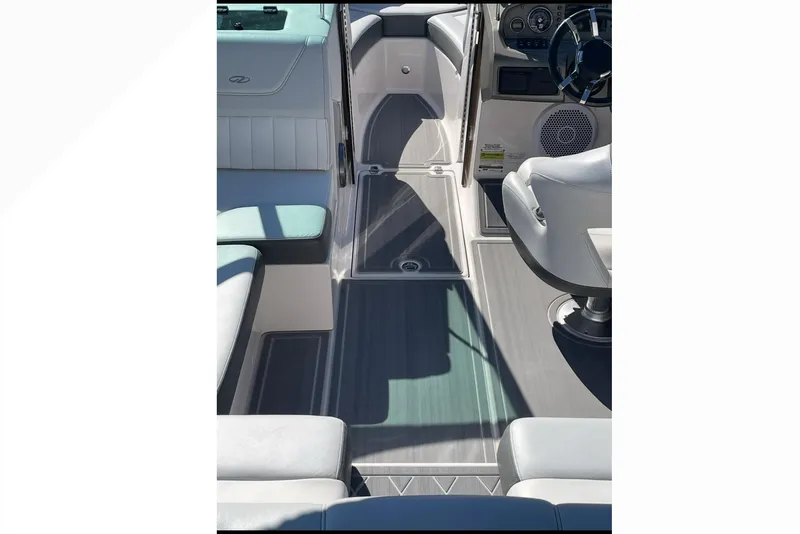 Slide: The Image of Regal 2100 Bowrider 2013 - 31