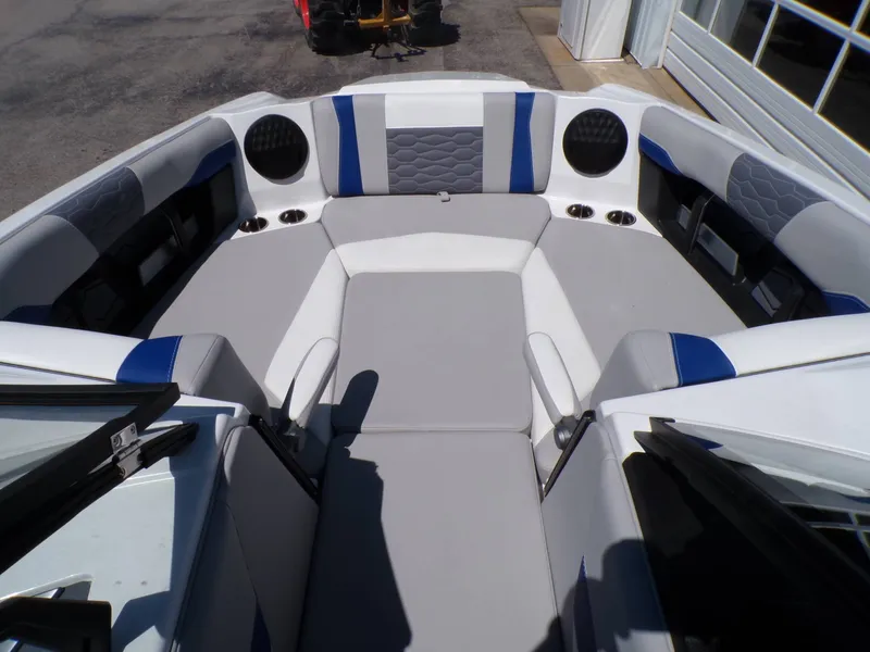 Slide: The Image of Malibu Wakesetter 24 MXZ 2026 - 13