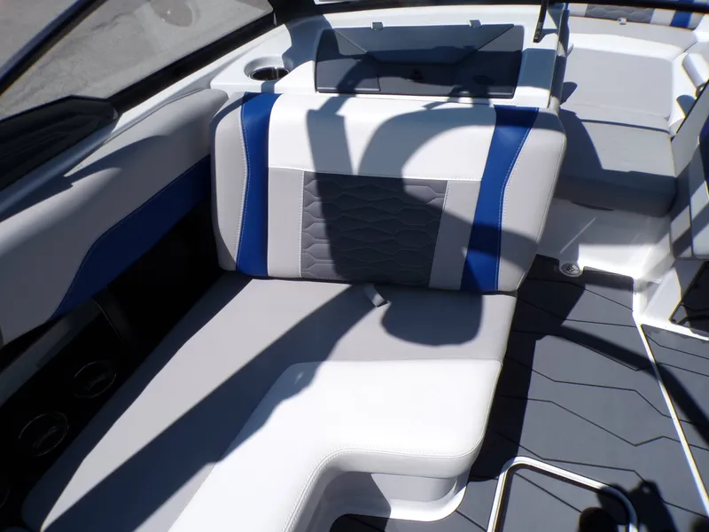 Slide: The Image of Malibu Wakesetter 24 MXZ 2026 - 22
