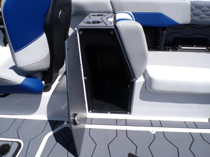 Slide: The Image of Malibu Wakesetter 24 MXZ 2026 - 15