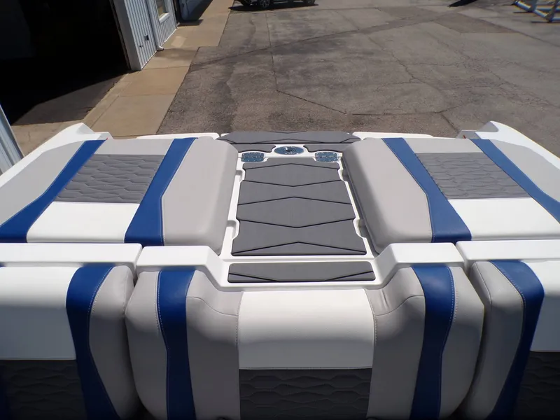 Slide: The Image of Malibu Wakesetter 24 MXZ 2026 - 16