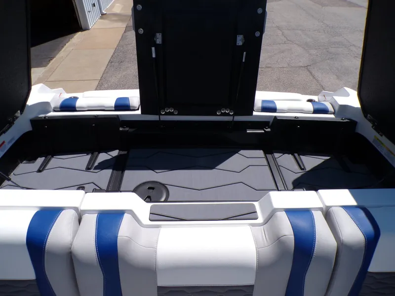 Slide: The Image of Malibu Wakesetter 24 MXZ 2026 - 17