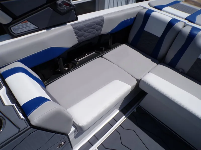 Slide: The Image of Malibu Wakesetter 24 MXZ 2026 - 19