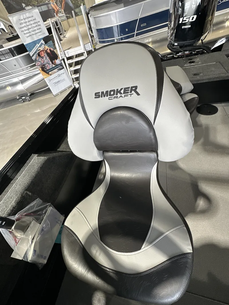 Slide: The Image of Smoker Craft ADV188DC 2025 - 6