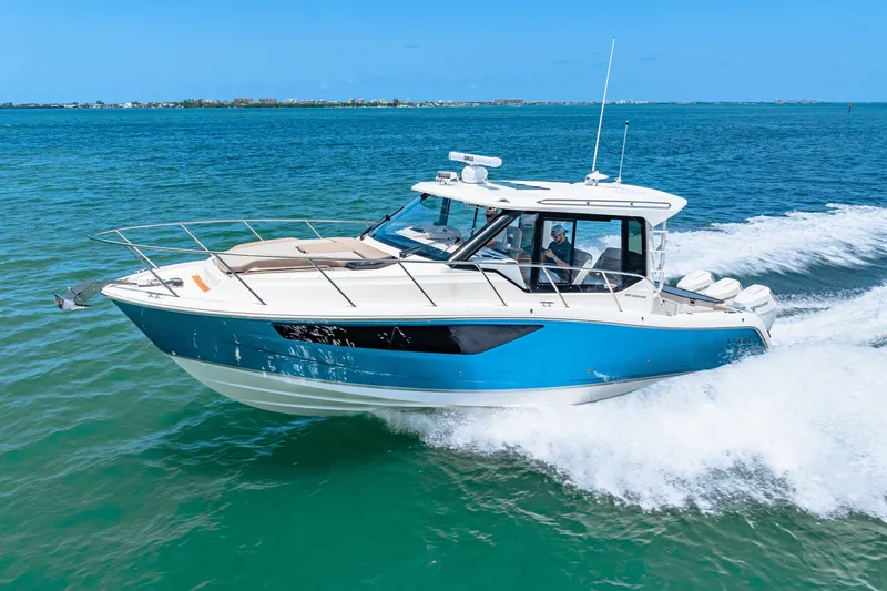 Slide: The Image of Boston Whaler 365 Conquest 2025 - 15