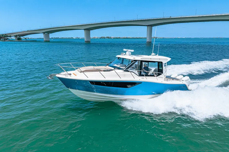 Slide: The Image of Boston Whaler 365 Conquest 2025 - 16
