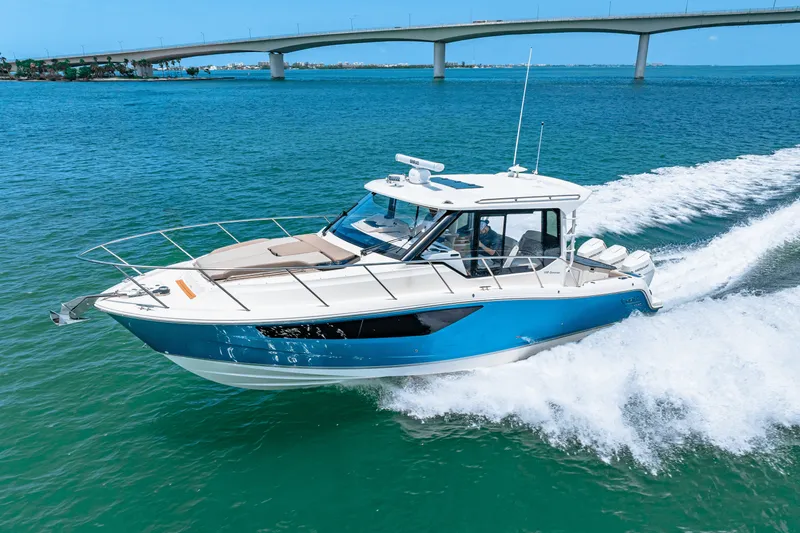 Slide: The Image of Boston Whaler 365 Conquest 2025 - 17