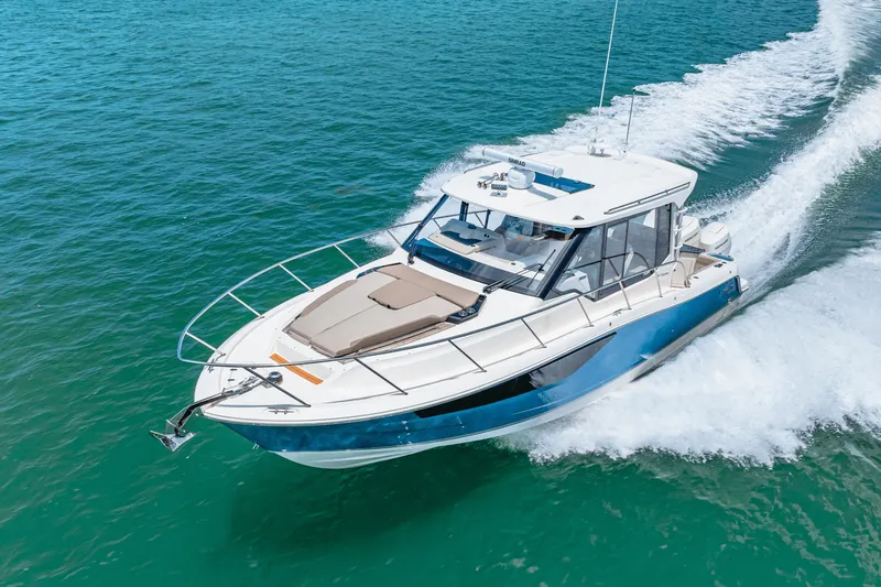 Slide: The Image of Boston Whaler 365 Conquest 2025 - 18
