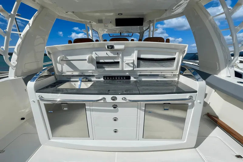 Slide: The Image of Boston Whaler 420 Outrage 2025 - 13