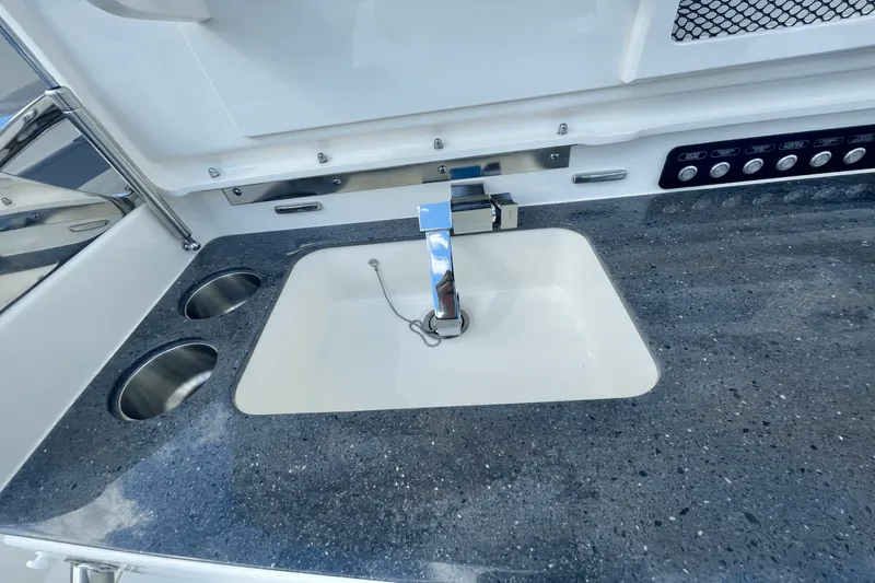 Slide: The Image of Boston Whaler 420 Outrage 2025 - 14