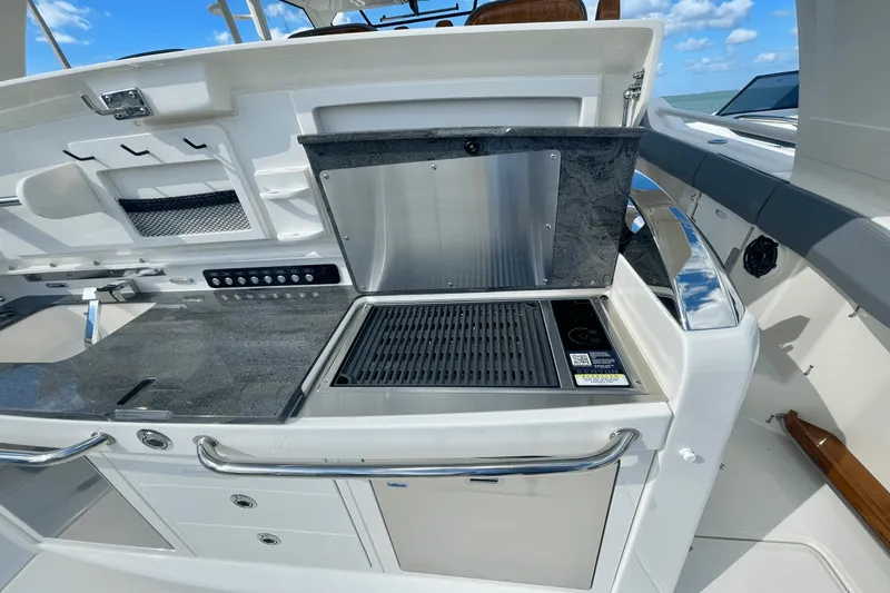 Slide: The Image of Boston Whaler 420 Outrage 2025 - 15