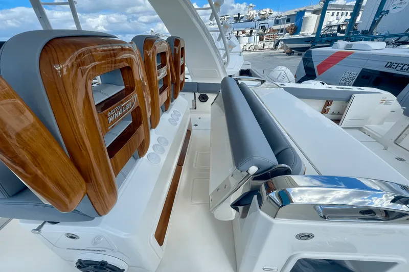 Slide: The Image of Boston Whaler 420 Outrage 2025 - 16